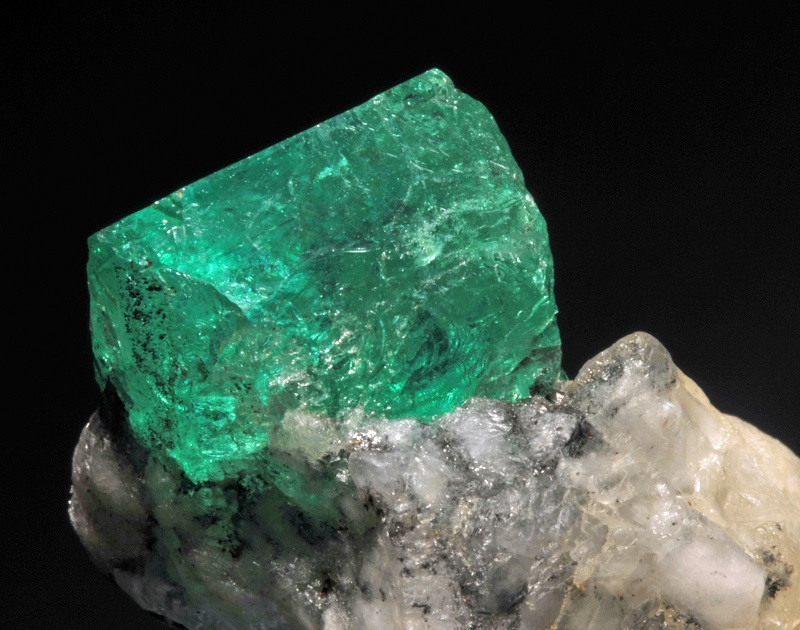 Cómo se llama la piedra de color verde?