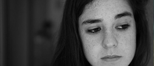 Mujer joven preocupada.