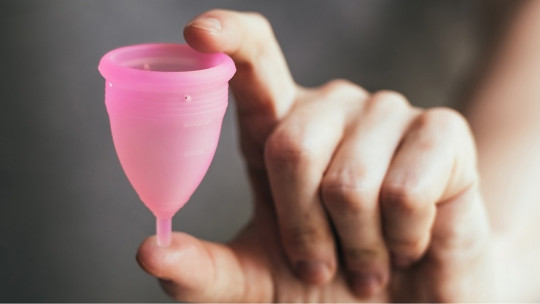 Una copa menstrual rosa.