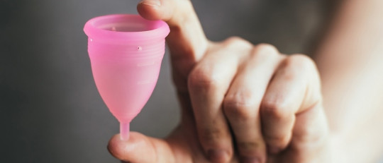 Una copa menstrual rosa.