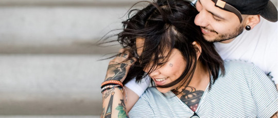 Pareja de amantes abrazados.