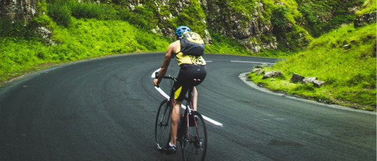 Hombre haciendo deporte en bicicleta.