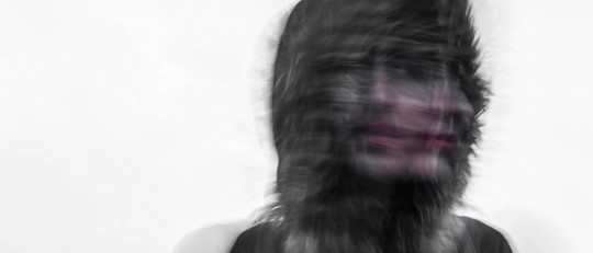 Fotografía movida de un joven con una capucha.