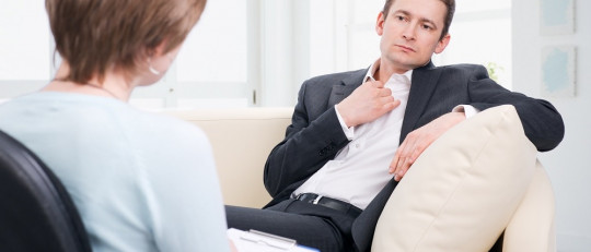 Psicóloga pasando consulta a un paciente.