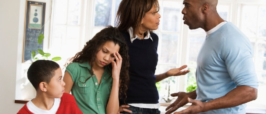 Familia discutiendo.