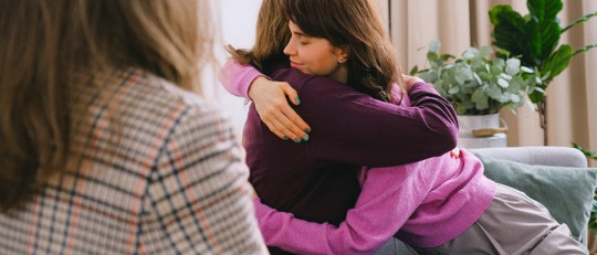 ¿Cómo se ayuda a gestionar las discusiones en terapia de pareja?