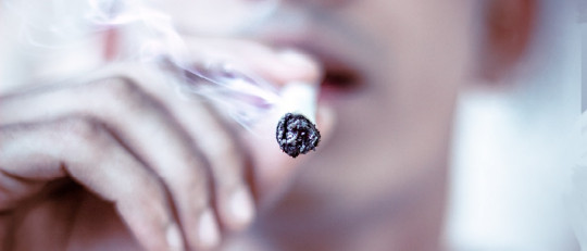 joven fumando cigarro