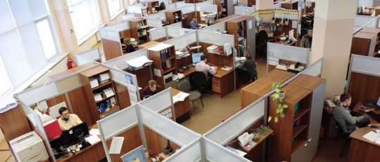 Oficina llena de trabajadores.