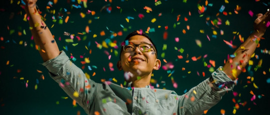 Hombre feliz festejando en una fiesta.