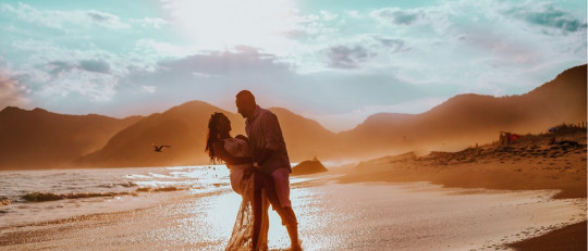 Pareja de novios en la playa.