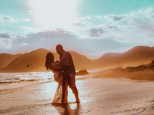 Pareja de novios en la playa.