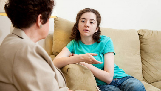 Mujer hablando con una psicóloga.