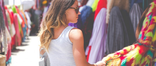 Mujer comprando ropa.