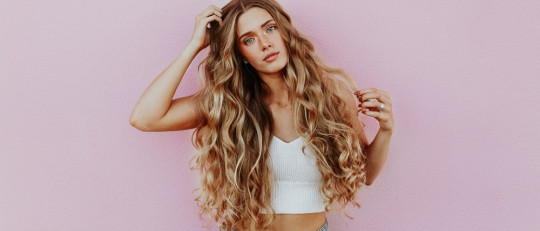 Chica joven de cabello rubio.