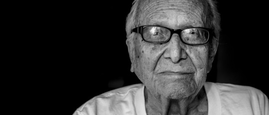 Persona mayor con gafas.