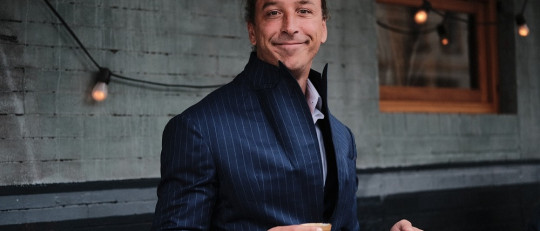 Hombre joven sonriente.