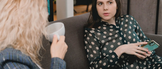 Cómo saber si caes mal a una persona