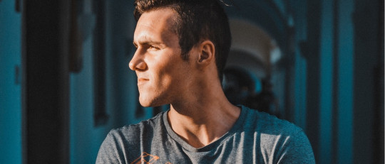 Hombre joven mirando a un lado.