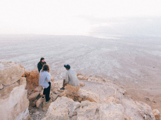 gente hablando desierto