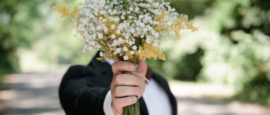 Hombre con ramo de flores.