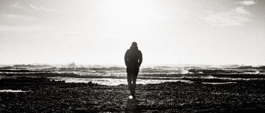 hombre en paisaje oscuro