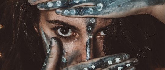 Mujer con la piel pintada con motivos tribales.