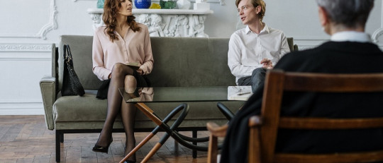 Las parejas que van a terapia y trabajan en equipo son más felices