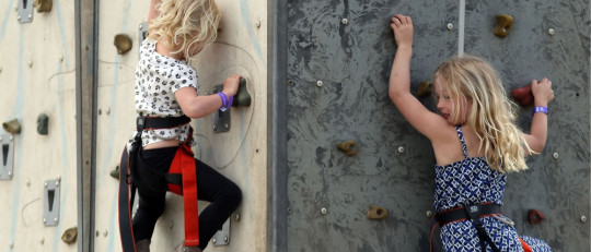 Niños escalando.