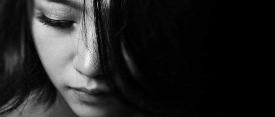 Mujer asiática llorando.