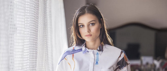 Chica joven en una habitación.