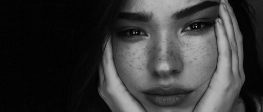 Primer plano de la cara de una modelo.