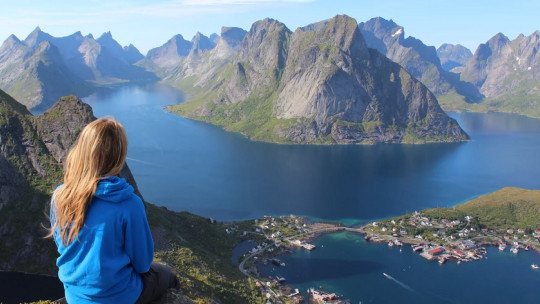 Mujer viajera en Noruega.