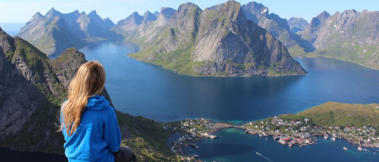 Mujer viajera en Noruega.