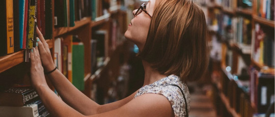 Mujer en una biblioteca.