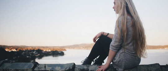 Mujer sentada en un tejado