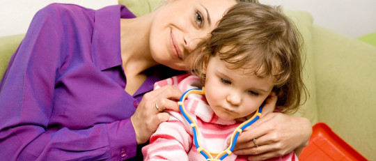 Madre feliz con su niña.