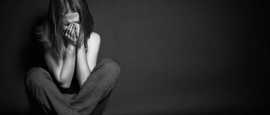 Adolescente llorando.