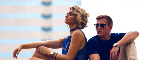 Pareja en un exterior.