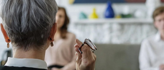 Estrategias para abordar la infidelidad en terapia de pareja