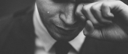 Hombre llorando.
