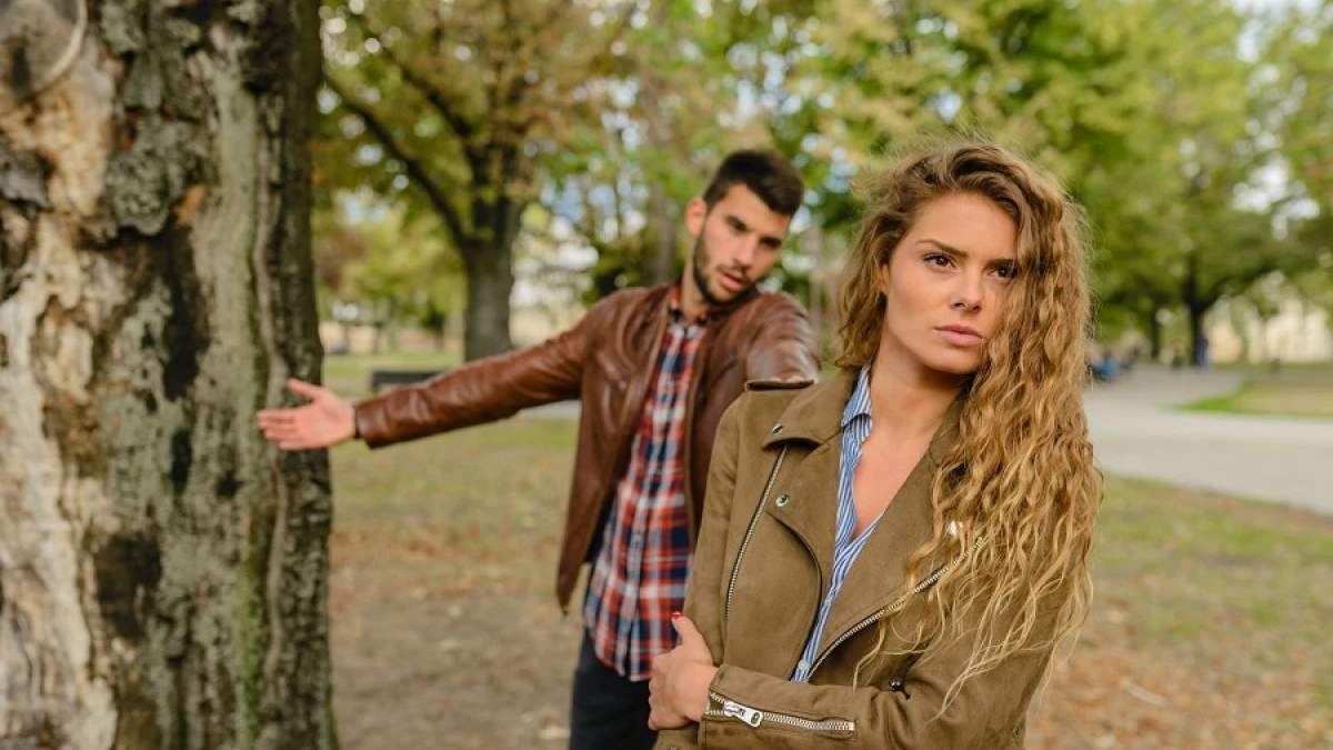 Marido celoso espiando su esposa teléfono móvil mientras ella está leyendo  un mensaje. Tecnología y concepto, image size:1200x675