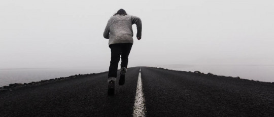 Hombre corriendo en la niebla.