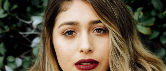 Mujer joven melancólica.