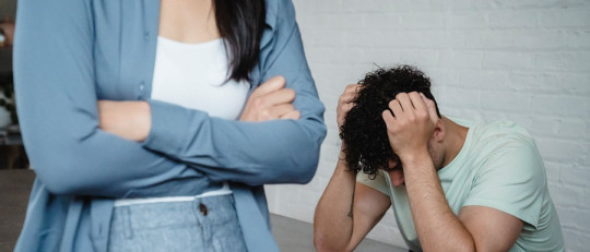 ¿Qué causas llevan a los hombres a soportar el maltrato?