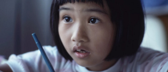 Niña pequeña escribiendo.
