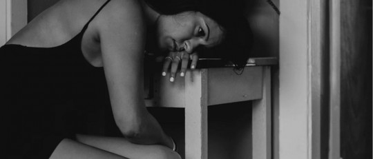 Mujer triste en su casa.