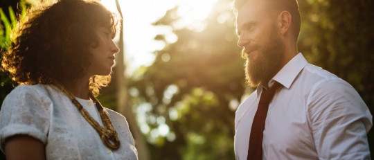 Hombre y mujer hablando en un bar.