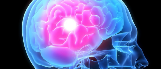 Hombre de mediana edad en un camino.