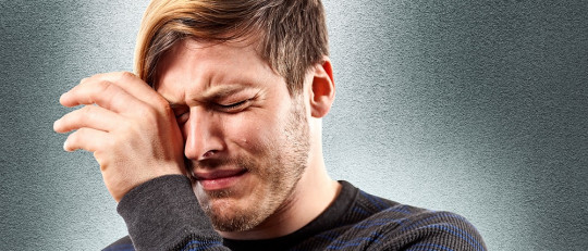 Hombre joven llorando.