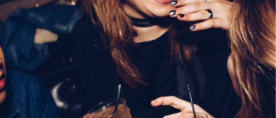 Mujeres bebiendo alcohol.